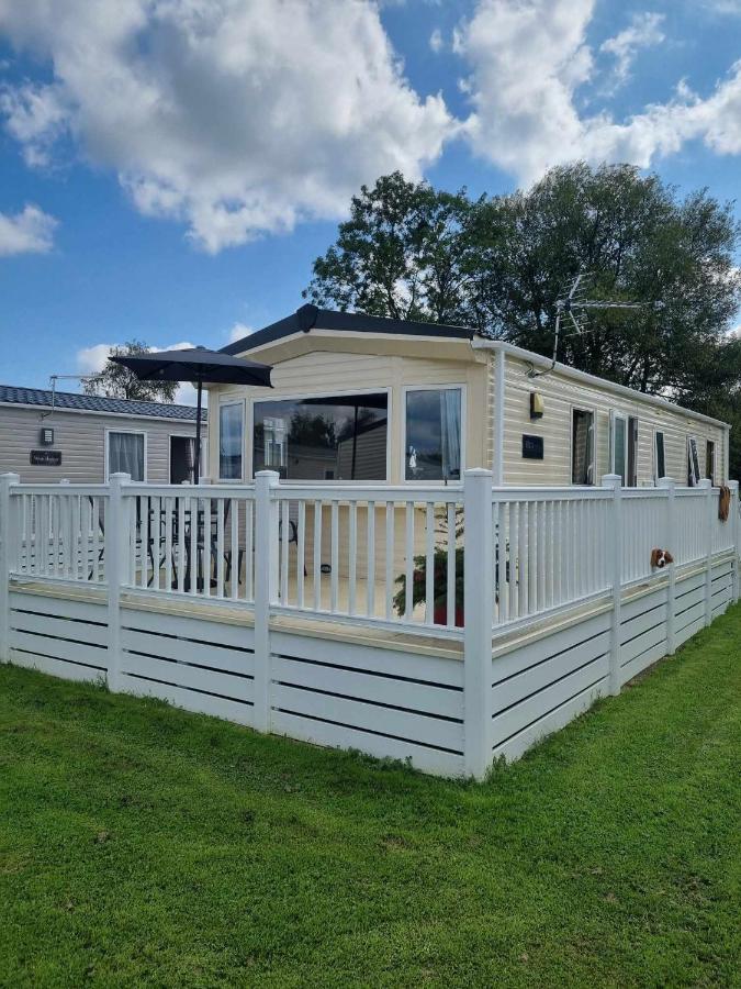 Eden Breaks, Mallard Lake Hotel Cirencester Exterior foto
